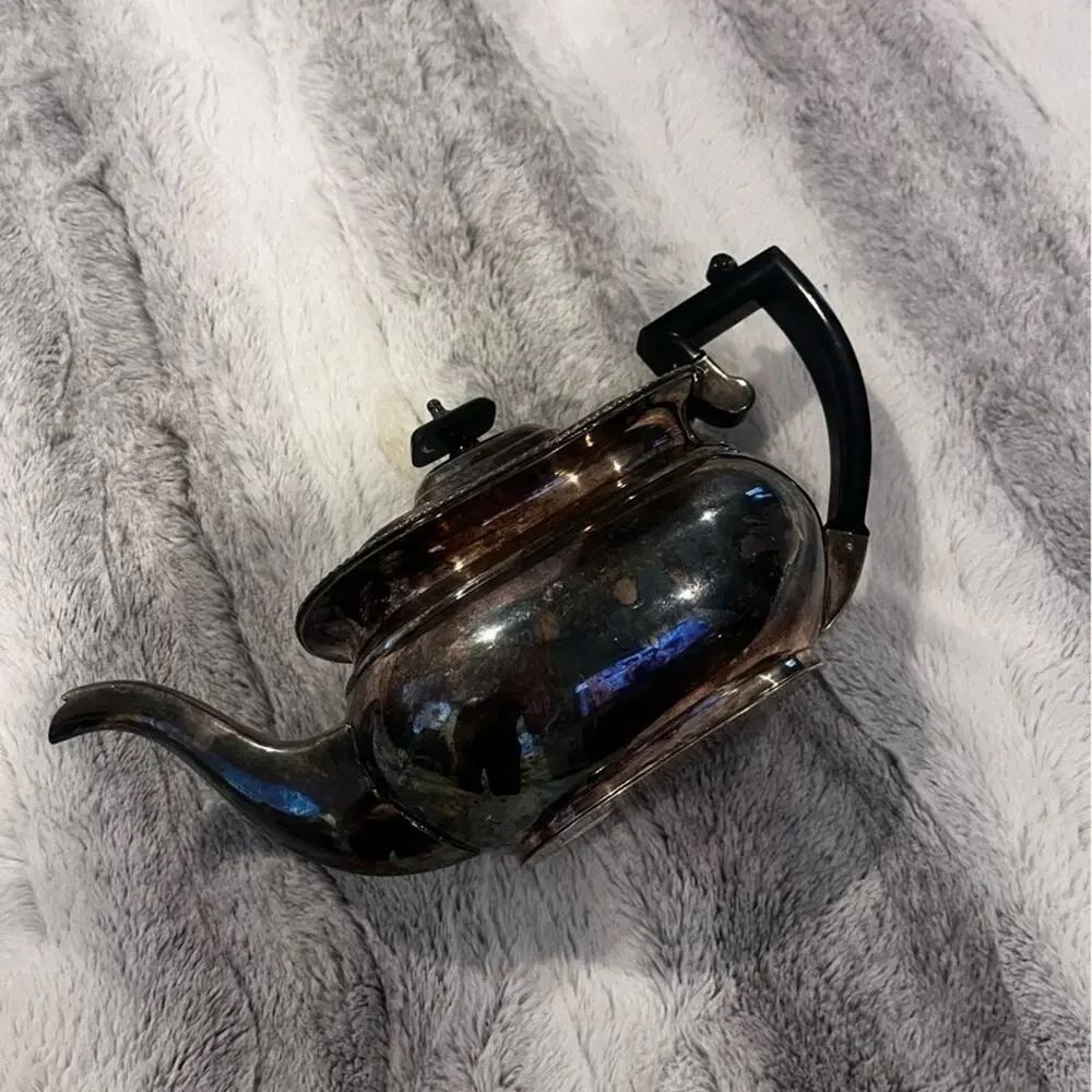 CHELTENHAM & CO ENGLISH TEAPOT  Plated teapot made in Sheffield England